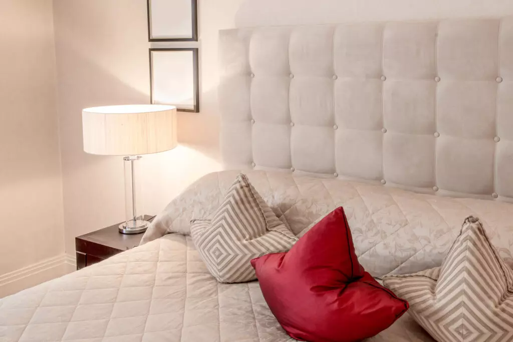 W jakich wnętrzach najlepiej sprawdzają się łóżka tapicerowane?